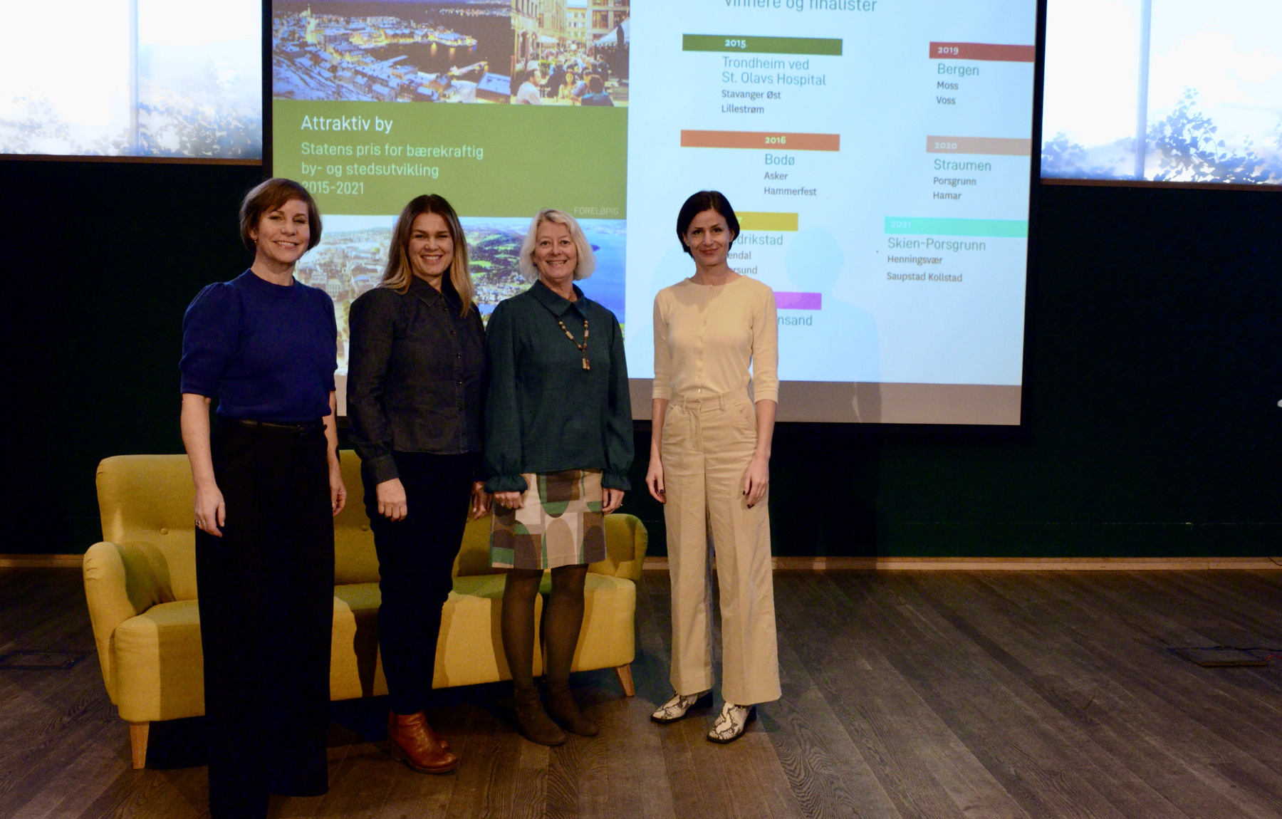 Fra venstre Camilla Moneta, fagsjef NAL, Lise Larstuvold, fagansvarlig NAL/Bylivsenteret, Hilde Moe, seniorrådgiver Kommunal- og moderniseringsdepartementet og Alexandria Algard, arkitekt og juryleder Attraktiv by-prisen. Foto: NAL